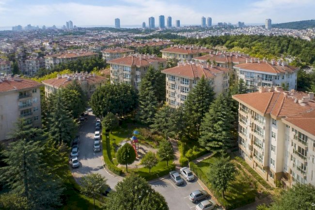 Beşiktaş Levazım Koru Sitesi: Merkezi Konumda Yeşil Alanlarla Bütünleşen Köklü Site Yaşamı