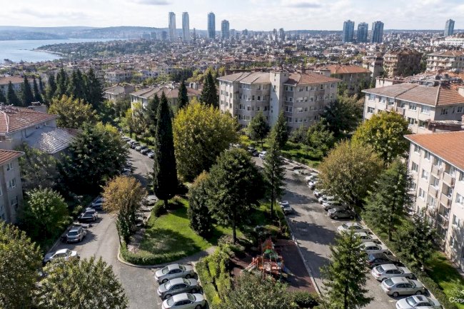 Beşiktaş Levazım Adakent Sitesi: Merkezi Konumda Yeşil Alanlarla Bütünleşen Köklü Site Yaşamı