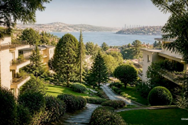 Beşiktaş Kuruçeşme Boğaziçi Kültür Sitesi: Yeşil Alanlarıyla Öne Çıkan Yatay Mimari Konut Yerleşimi
