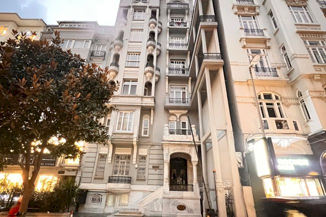 Teşvikiye Palas: Nişantaşı’nda Tarihi Apartman ve 15 Metrelik Duvar Hikâyesi