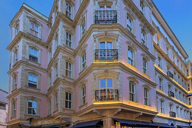 Barnathan Apartmanı: Galata’da Sefarad Mirası, Neoklasik Mimari ve Tarihi Gayrimenkul