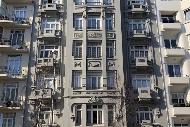 Hayırlı Apartmanı: Gümüşsuyu’nda Art Nouveau Mimarisi, Kütahya Çinileri ve Tarihi Gayrimenkul Değeri