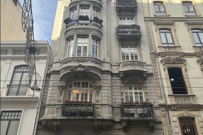 Luvr Apartmanı: İstiklal Caddesi'nin Tarihi Neo-Barok Yapısı