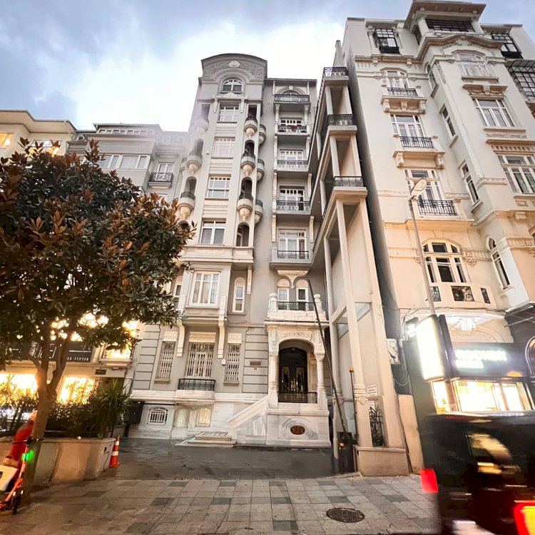 Teşvikiye Palas: Nişantaşı’nda Tarihi Apartman ve 15 Metrelik Duvar Hikâyesi